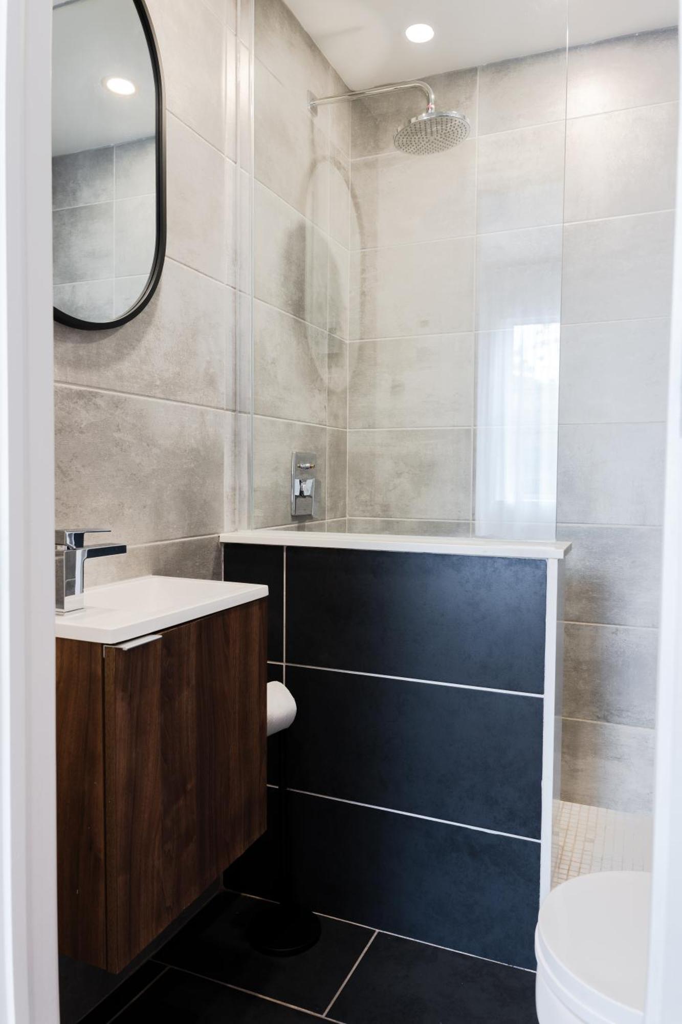 Apartment #3 - Chic - Self Check In - Plateau - St-denis - Ac - Tv