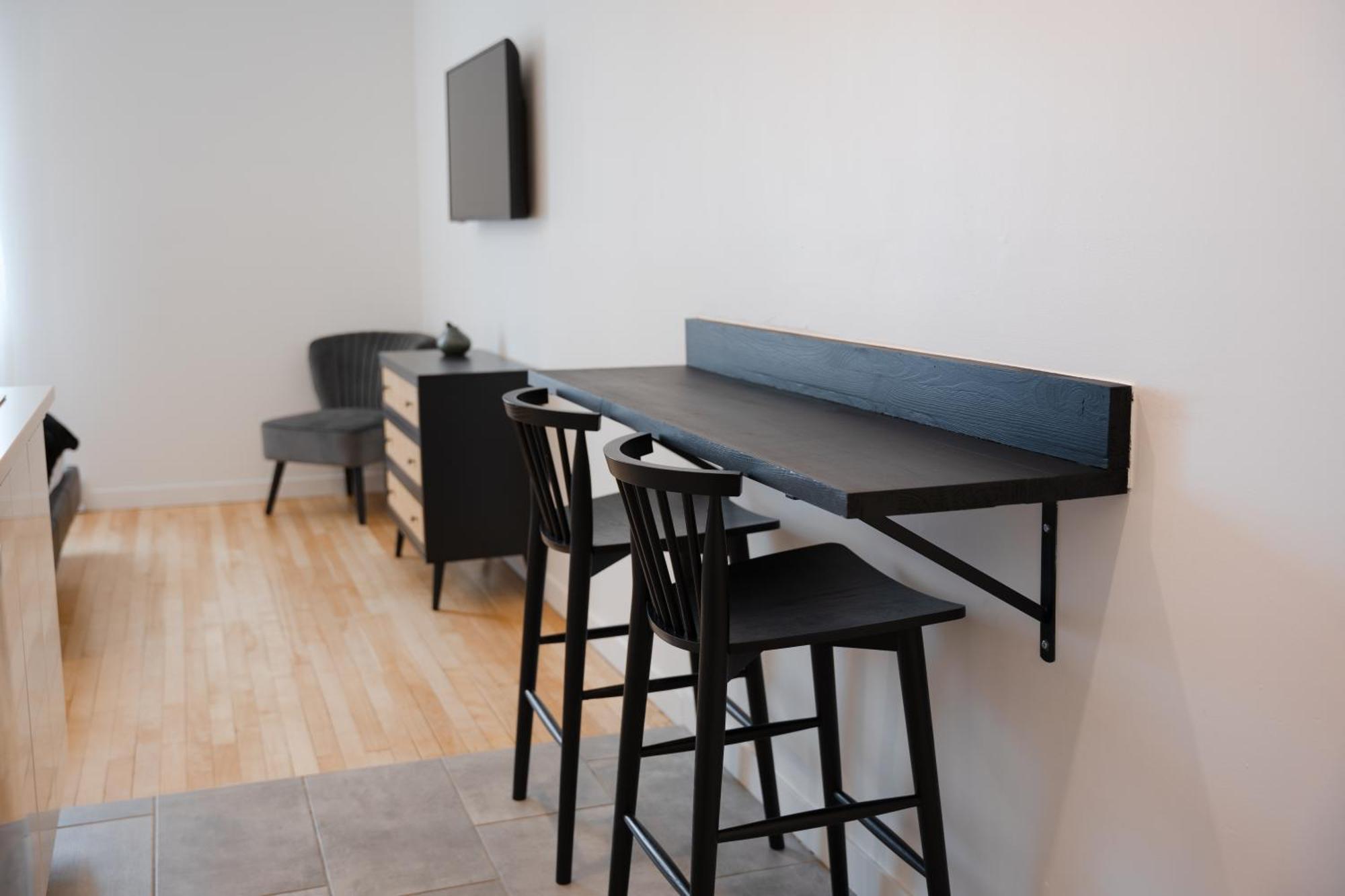 Apartment #3 - Chic - Self Check In - Plateau - St-denis - Ac - Tv